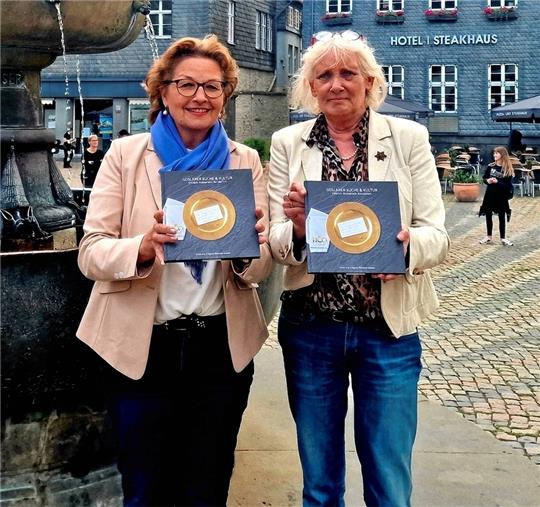 Dagmar Mönnecke-Koroma (links) und Ursula Jung haben ein regionales Kochbuch geschrieben. Fotos: Sowa, Eine