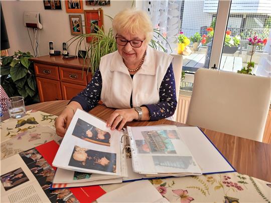 Dagmar Nabert blättert in einem Album mit Fotos von jenem Tag, als sie Michail Gorbatschow trifft. Als sie vor ihm steht, bricht die Bad Harzburgerin vor Dankbarkeit in Tränen aus (kleines Bild). In der Hand hält sie einen Zeitungsartikel über die Suche nach ihrer leiblichen Mutter.  Fotos: Exner