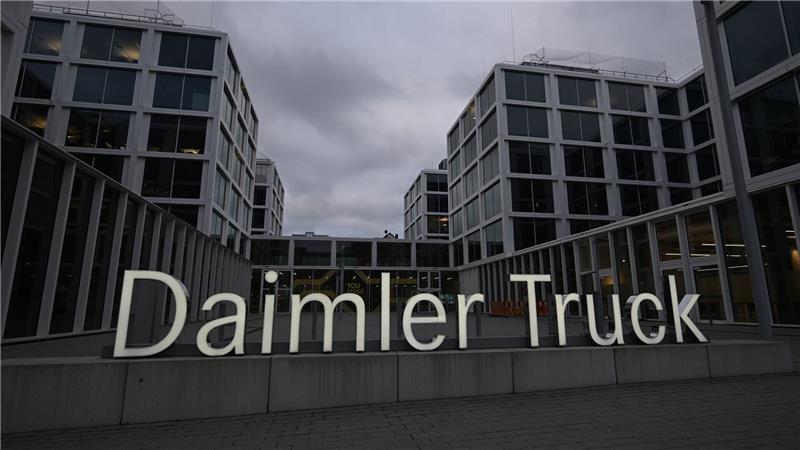 Daimler Truck hat eine Partnerschaft mit einem US-Rüstungsunternehmen vereinbart. (Archivbild)