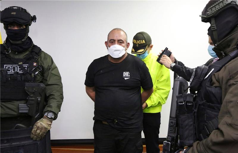 USA: Kolumbianischer Drogenboss zu 45 Jahren Haft verurteilt Dairo Antonio Usuga alias «Otoniel» wird im Oktober 2021 bei seiner Ankunft in Bogota in Handschellen abgeführt.
