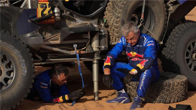 Dakar-Rallye: Sainz und Cruz reparieren Auto