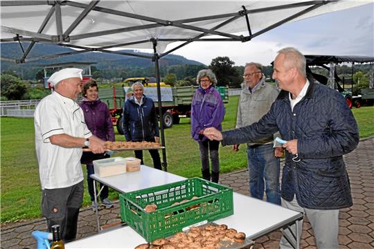 Damals hieß der Landrat noch Thomas Brych (r.): Auftakt zur Öko-Modellregion im Landkreis Goslar 2020 auf der Rennbahn in Bad Harzburg mit der damaligen hauptamtlichen Projektleiterin Antje Radcke (3. v. r.) und Öko-Bauer Detlef Vollheyde (2. v. r.), der bis vor Kurzem dafür zuständig war, den Kontakt zu den Landwirten in der Region zu halten.  Archivfoto: Kleine