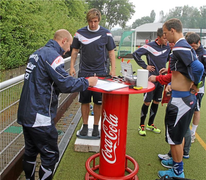 Ein Kicker wird zum Kämpfer und die Eiszeit ist vorbei Damals waren es nur ein paar Kilogramm zu viel: Kevin Pannewitz wird vor dem Start des Goslarer SC 08 in die Regionalliga-Saison 13/14 von Co-Trainer Slavomir Lukac auf die Waage gestellt. Rechts schaut Oliver Hofmann interessiert zu. Foto: Epping