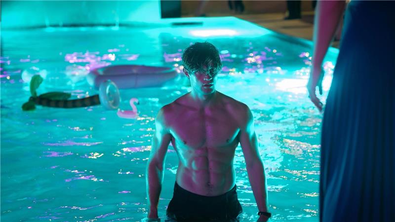 Smarter Weltstar aus Köln: Damian Hardung aus „Maxton Hall“ Damian Hardung ist in Serien immer mal wieder mit nacktem Oberkörper zu sehen.