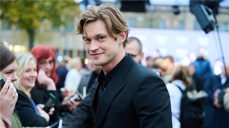 Kitsch, Klischee, Pyjama-Party: Das Phänomen „Maxton Hall“ Damian Hardung spielt den Schulschwarm James Beaufort. (Archivbild)