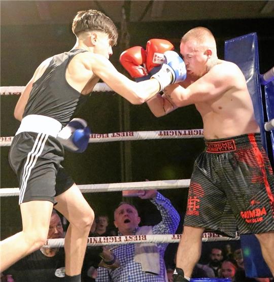 Damiano Cygano (re.) aus Clausthal-Zellerfeld verliert bei der 1. Goslarer Boxgala einen Debütkampf gegen Boris Schimanski aus Magdeburg. Trainer Timur Lock wirft in der zweiten Runde das Handtuch. Foto: Neuendorf