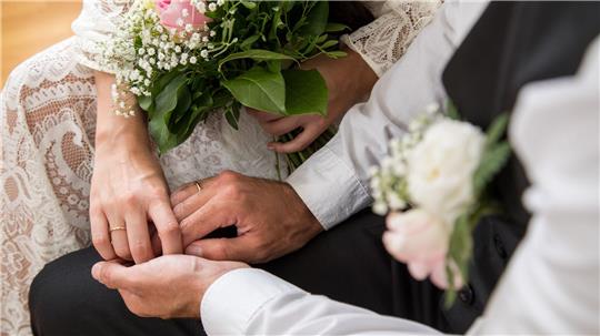 Damit Brautpaare den Tag der Hochzeit einfach nur genießen können, sollte das Fest gut vorbereitet sein.