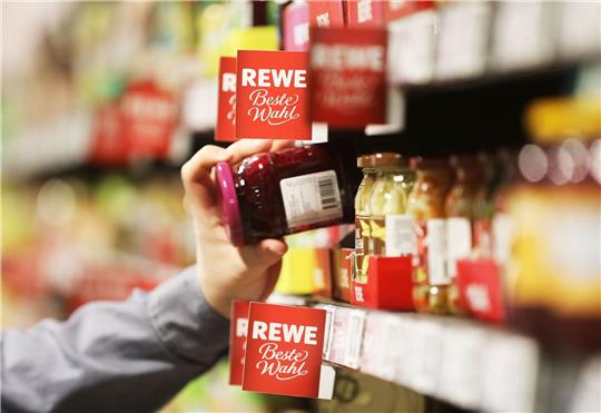 Damit der Griff ins Supermarktregal nicht noch teurer wird, spricht sich die Rewe Group gegen Preisanhebungen aus.