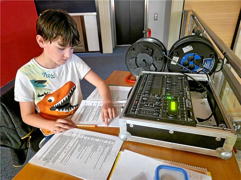 Robert-Koch-Schule Clausthal ist im Theaterfieber Damit die Schauspieler gut zu sehen sind, kümmert sich unter anderem der 13-jährige Joshua Millner um die Lichttechnik. Foto: Knoke