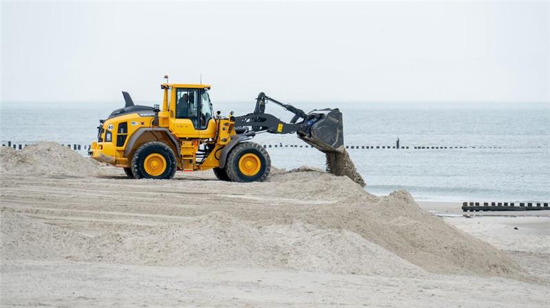 Wangerooge bereit für neuen Sand für den Badestrand Damit die Strandkörbe am Nordseestrand von Wangerooge Platz finden, muss neuer Sand aufgeschüttet werden.