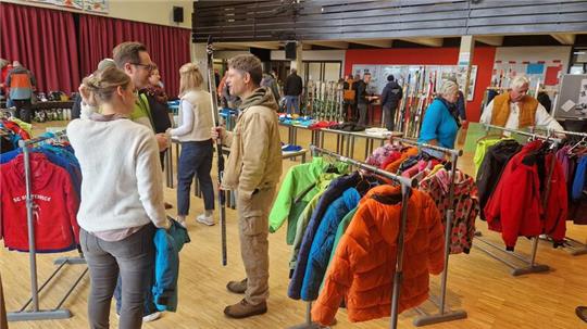 Damit die Wintersportler bei Extremtemperaturen nicht frieren, ist die richtige Bekleidung essenziell. Beim Ski-Basar werden die Oberharzer fündig.