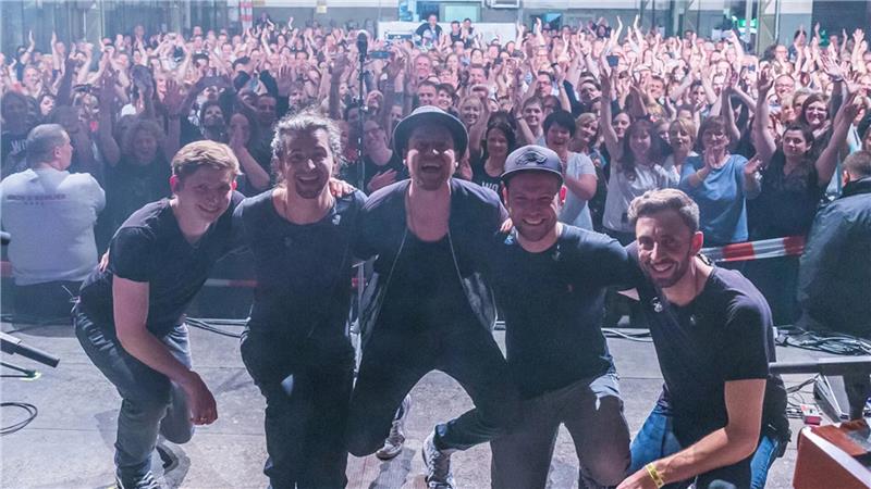 Damit fing alles an: 2016 spielt Johannes Oerding mit seiner Band beim Goslarer Miner‘s Rock. Zehn Jahre später treten die Künstler nun beim Yellow Jockey auf die Bühne.