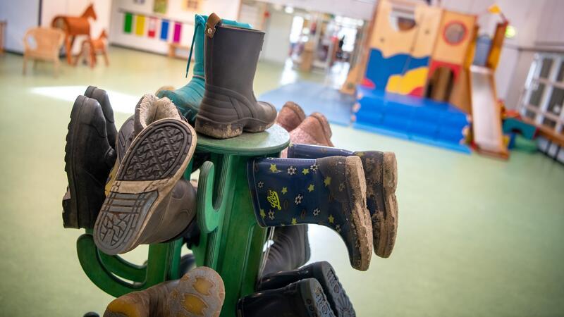 Kinder von Kita-Beschäftigten bekommen zuerst Kita-Plätze Damit pädagogische Fachkräfte in Kitas arbeiten können, werden deren Kinder bei der Vergabe von Kita-Plätzen in der Stadt Bremen künftig bevorzugt. (Archivbild)