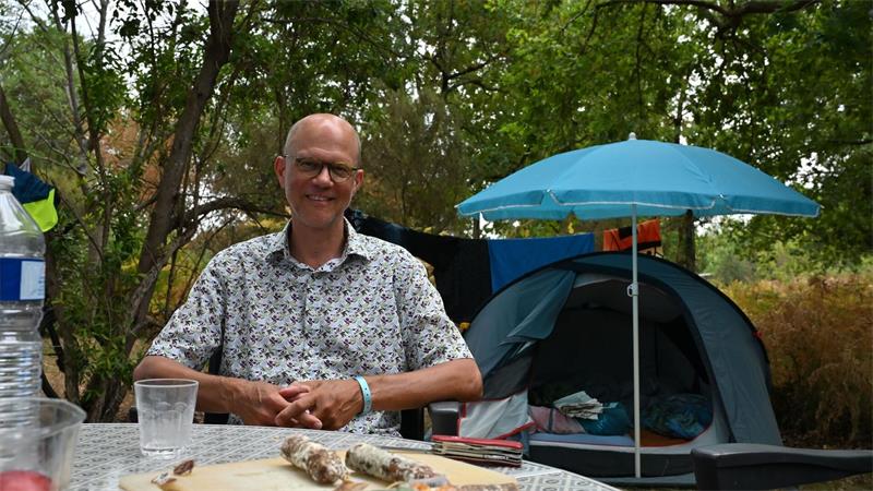 „Wühlt einen auf“: Wenn die Flammen am Urlaubsort lodern Damit sein Freund im Wohnwagen schlafen kann, nächtigt Patrick im Zelt.
