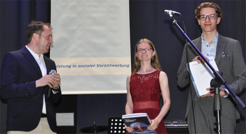 Goslarer CvD-Gymnasium entlässt seinen Premieren-Jahrgang Damit war zu rechnen (v.l.): Die Preise für Mathematik und Physik überreicht Lehrer Sebastian Skorzinski an Jolina Habich und Lukas Laudenbach.