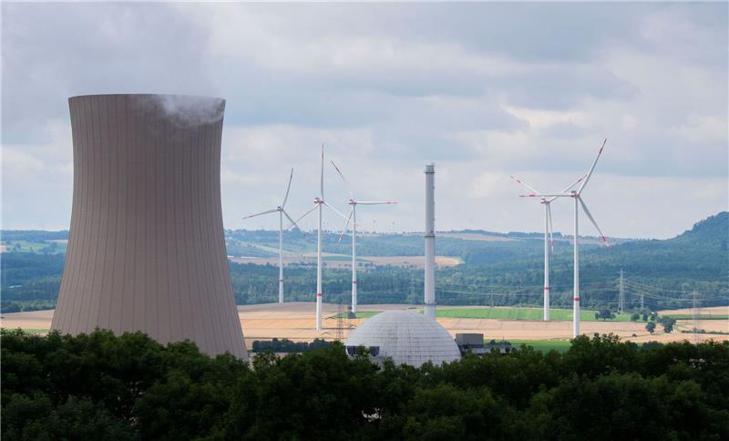 Dampf steigt aus den Kühltürmen des Atomkraftwerk (AKW) Grohnde im Landkreis Hameln-Pyrmont auf.
