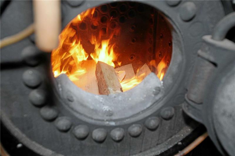 Dampfloks fahren eigentlich mit Kohle. Aber ein paar gut getrocknete Holzscheite tun es auch, um den Kessel der kleinen Feldbahnlok richtig anzuheizen.