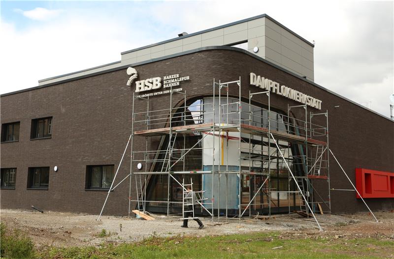 „Dampflokwerkstatt“ steht in großen Buchstaben auf der Fassade der neuen Lokwerk statt der Harzer Schmalspurbahnen. Der 14,5 Millionen Euro teure Bau soll dazu beitragen, die Zukunft der HSB zu sichern. Foto: Bein