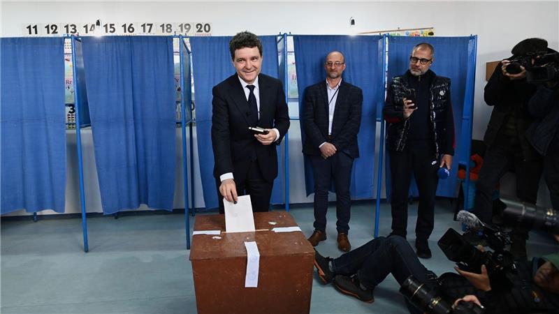 Kopf-an-Kopf-Rennen bei Richtungswahl in Rumänien Dan im Wahllokal.