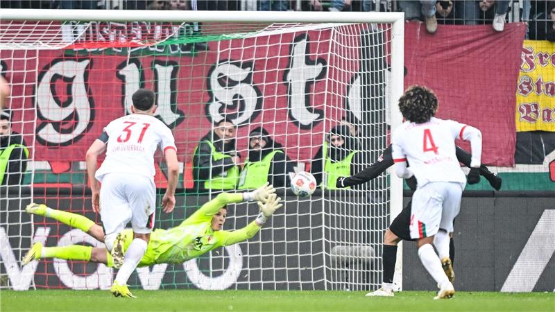 Danel Senani (rechts verdeckt) verwandelt den Elfmeter für St. Pauli 