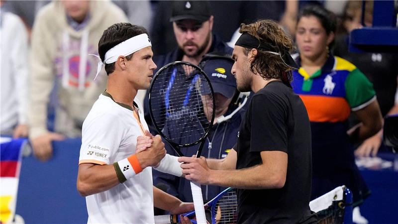 Daniel Altmaier (l) besiegte in New York den Griechen Stefanos Tsitsipas. Bei der Begegnung am Netz ärgerte sich Tsitsipas.