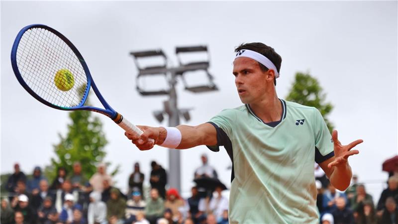 Daniel Altmaier bei French Open in Runde drei Daniel Altmaier steht in Paris als erster Deutscher in Runde drei.