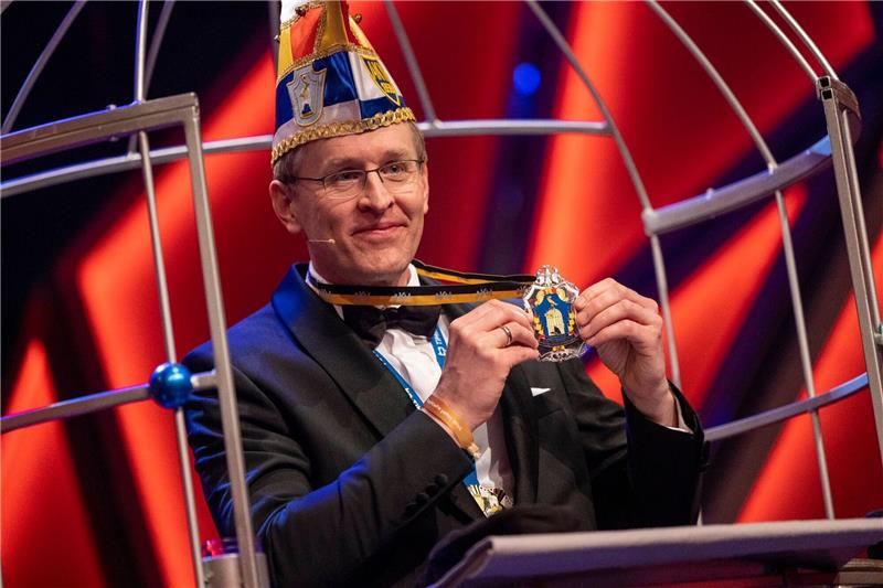 „Ehrlich statt fies” - Günther bekommt Karnevalsorden Daniel Günther (CDU) bekommt den Orden wider den tierischen Ernst.