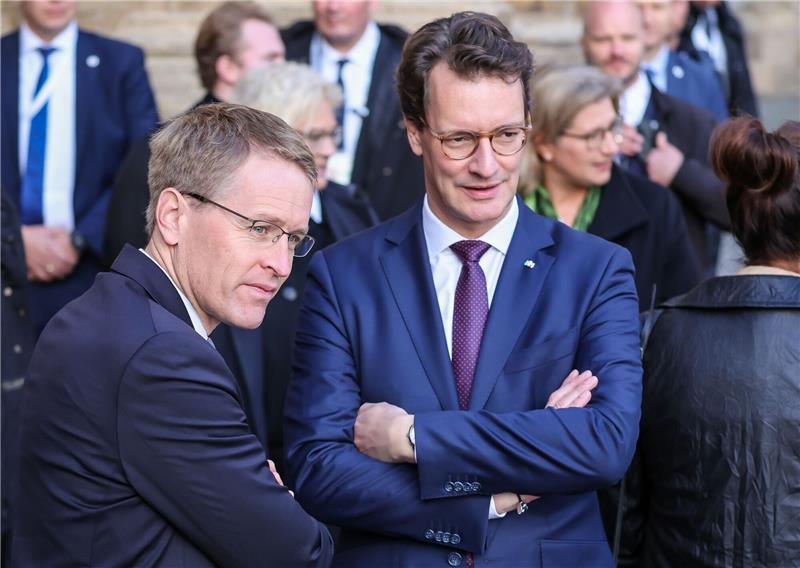 Regierungschefs tanzen zu Ballermann-Hit Daniel Günther (l.) und Hendrik Wüst (beide CDU) sind dem Ballermann-Hit «Mach den Hub Hub Hub» nicht abgeneigt.