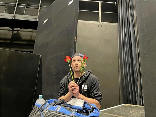 Daniel Hagenberger, dargestellt von Eric Eisenach, erzählt am Flughafen von Antalya seine Geschichte. Foto: Veranstalter