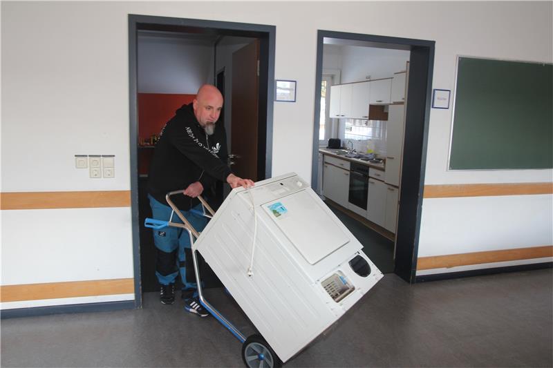 Daniel Knopf, der Hausmeister des Internationalen Hauses Sonnenberg, bringt die gespendete Waschmaschine ins „Haus F“, in das die Kriegsflüchtlinge ziehen sollen und das unter anderem über eine komplett eingerichtete Küche verfügt.  Fotos: Eggers
