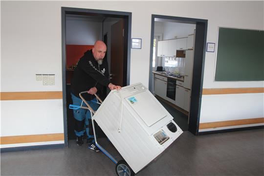 Daniel Knopf, der Hausmeister des Internationalen Hauses Sonnenberg, bringt die gespendete Waschmaschine ins „Haus F“, in das die Kriegsflüchtlinge ziehen sollen und das unter anderem über eine komplett eingerichtete Küche verfügt.  Fotos: Eggers