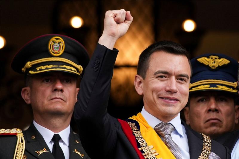 Ecuadors neuer Präsident stellt Altersrekord auf Daniel Noboa (M), frisch vereidigter Präsident von Ecuador, winkt von einem Balkon des Präsidentenpalastes.