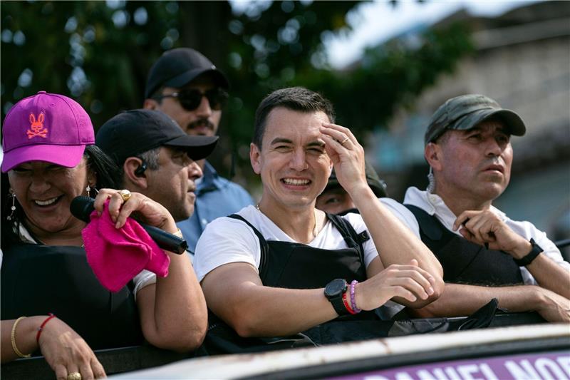 Ecuador: 35-jähriger Noboa gewinnt Wahl Daniel Noboa (M) gilt als Mitte-Rechts-Politiker.