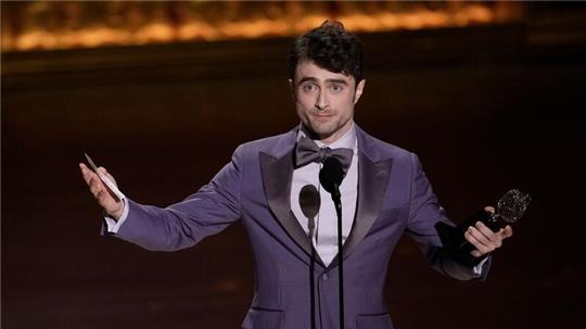Daniel Radcliffe nimmt in New York seinen Tony Award entgegen.