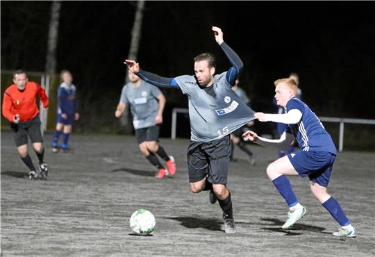 Daniel Reckewell von der SVG Oberharz wird vom Jerstedter Ben Kopitz per Trikotbremse aufgehalten. Tabellenführer SVG schüttelt die Gäste dennoch dank eines 5:0-Siegs ab. Foto: Neuendorf
