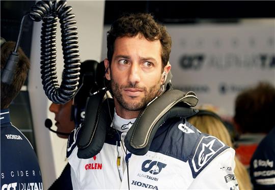 Daniel Ricciardo hatte sich bei einem Trainingsunfall den linken Mittelhandknochen gebrochen.