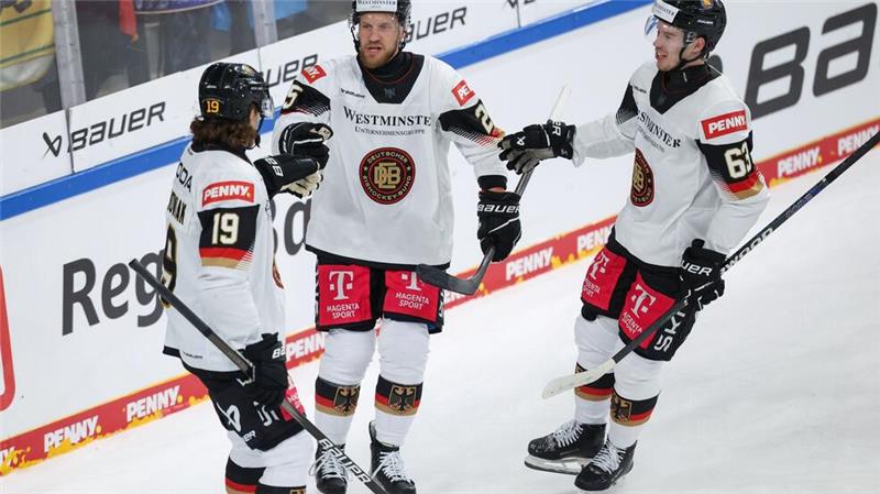 DEB-Auswahl verliert Auftakt-Krimi beim Deutschland Cup Daniel Schmölz vom ERC Ingolstadt traf für die DEB-Auswahl doppelt.