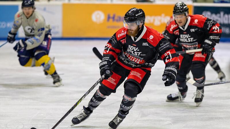 Daniel Spratek von den Harzer Falken führt den Puck. Er schießt in der Partie beim Hamburger SV zwei Tore.