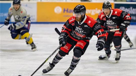 Daniel Spratek von den Harzer Falken führt den Puck. Er schießt in der Partie beim Hamburger SV zwei Tore.