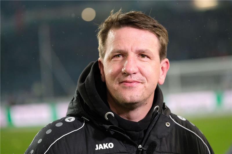 Daniel Stendel, ehemaliger Trainer von Hannover 96, vor dem Spiel in der Arena.