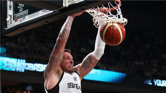 Daniel Theis und den deutschen Basketballern fehlen noch zwei Siege zum EM-Titel.
