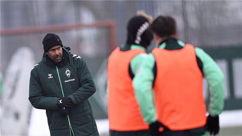 Daniel Thioune bei seinem ersten Training als neuer Chefcoach von Werder Bremen.