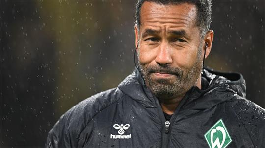 Daniel Thioune ist gegen die Regel, dass Spieler wegen des Trikotausziehens beim Torjubel die Gelbe Karte bekommen. (Archivbild)