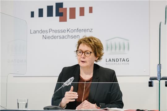 Daniela Behrens (SPD), Gesundheitsministerin von Niedersachsen, informiert in der Landespressekonferenz zur aktuellen Corona-Lage. Foto: Ole Spata/DPA