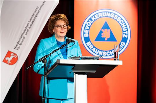 Daniela Behrens (SPD), Innenministerin Niedersachsen, spricht anlässlich der Indienststellung von 26 Fahrzeugen für den Zivil- und Katastrophenschutz im Braunschweiger Schloss.