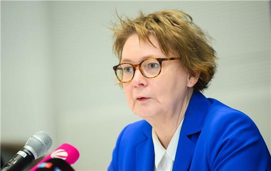 Daniela Behrens (SPD), Innenministerin, stellt bei einer Pressekonferenz die Polizeiliche Kriminalstatistik 2023 für Niedersachsen vor.