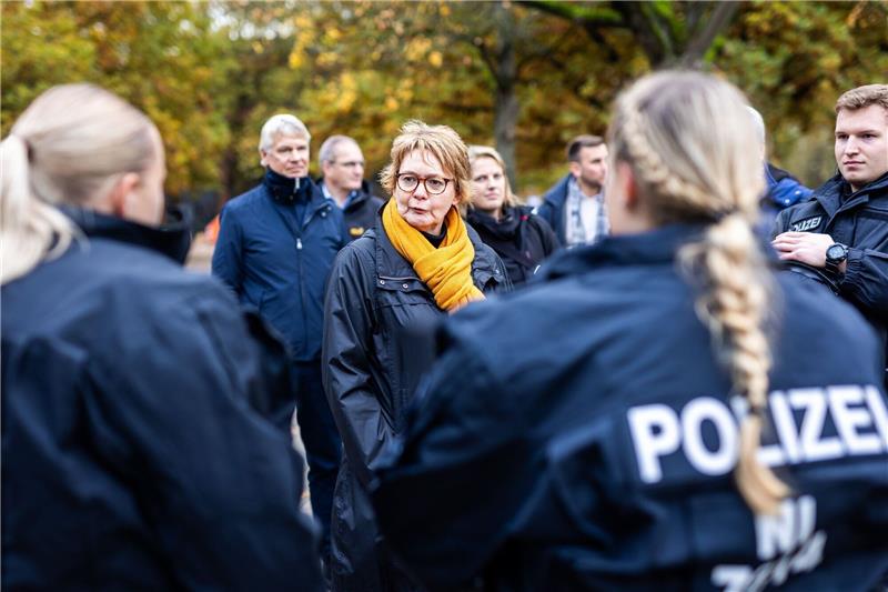 Politik und Clubs wollen Stadiongewalt bekämpfen Daniela Behrens (SPD, M), Innenministerin von Niedersachsen, spricht mit Einsatzkräften der Polizei vor dem Stadion.