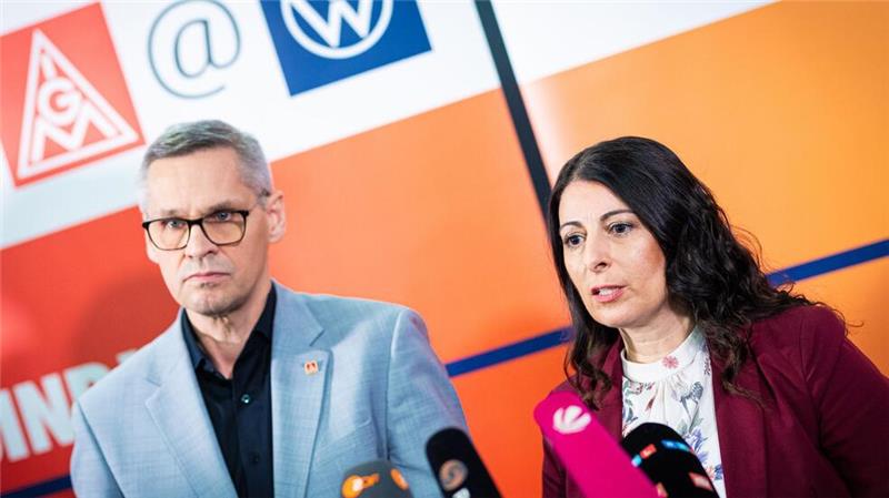 Daniela Cavallo, Gesamt- und Konzernbetriebsratsvorsitzende der Volkswagen AG, und Thorsten Gröger, Bezirksleiter der IG Metall, zeigen sich zum Start der vierten Tarifrunde kämpferisch. (Archivbild)