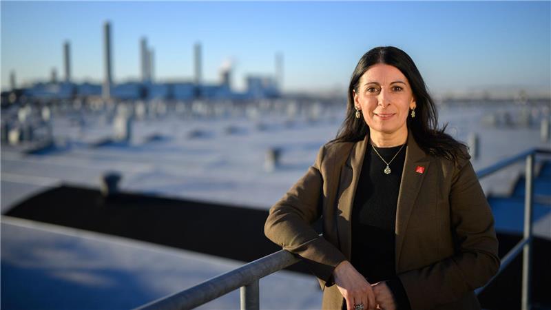 Daniela Cavallo, Vorsitzende des Gesamt- und Konzernbetriebsrats der Volkswagen AG, steht für Fotoaufnahmen im VW Stammwerk.