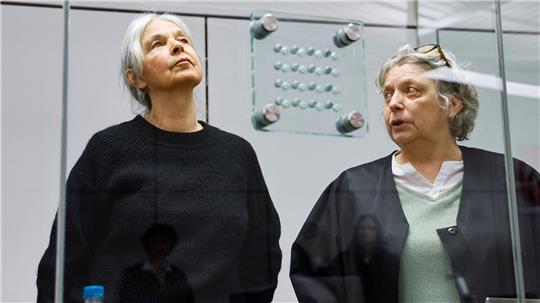 Daniela Klette (links) hat drei Verteidiger, darunter Undine Weyers. Die Anwälte wollen die Einstellung oder zumindest Aussetzung des Prozesses erreichen. (Archivbild)